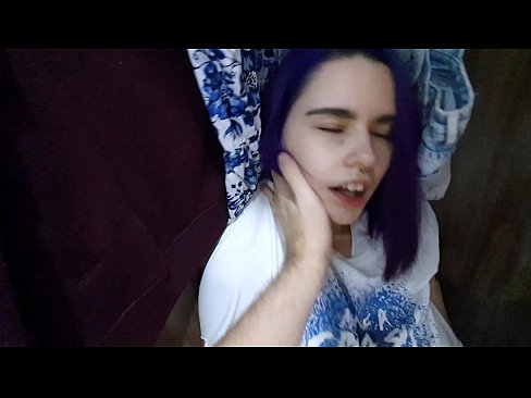 ❤️ พบน้องสาวของฉันในตู้เสื้อผ้าและช่วยเธอหลั่ง ❌ โป๊ ที่เรา
